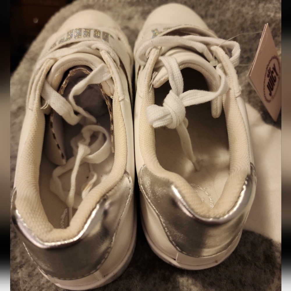 Shoe's - Picture 4 of 6